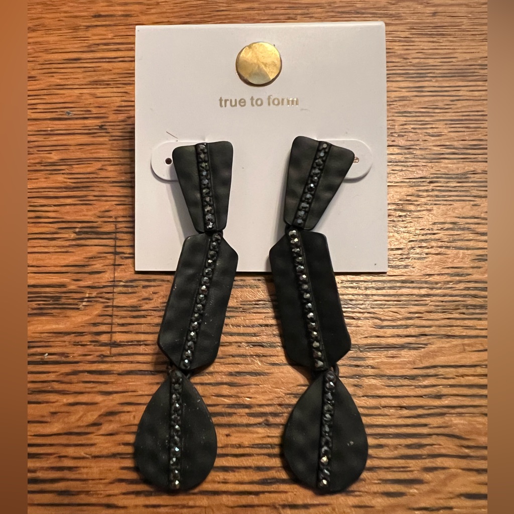 True To Form Black Earrings 36$